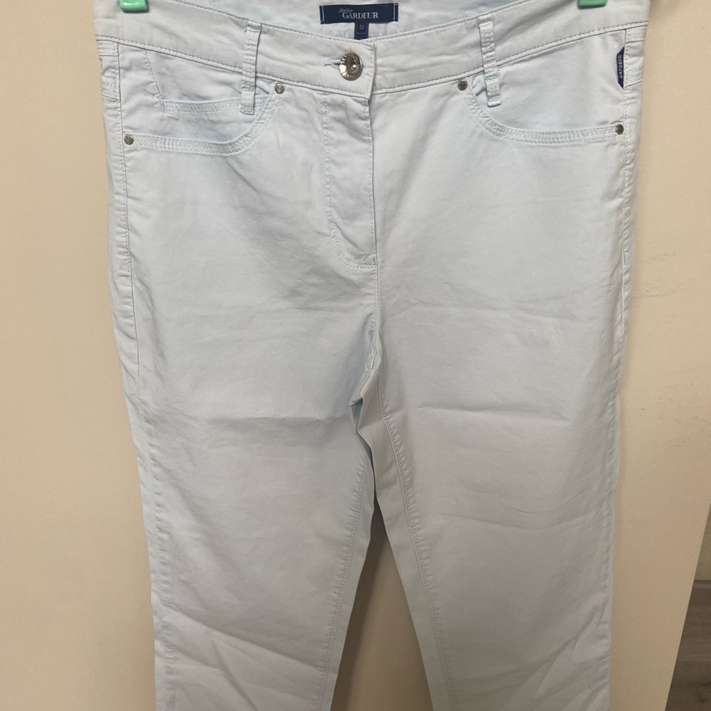 Atelier GARDEUR Women's Light Blue capris new without tags size 6